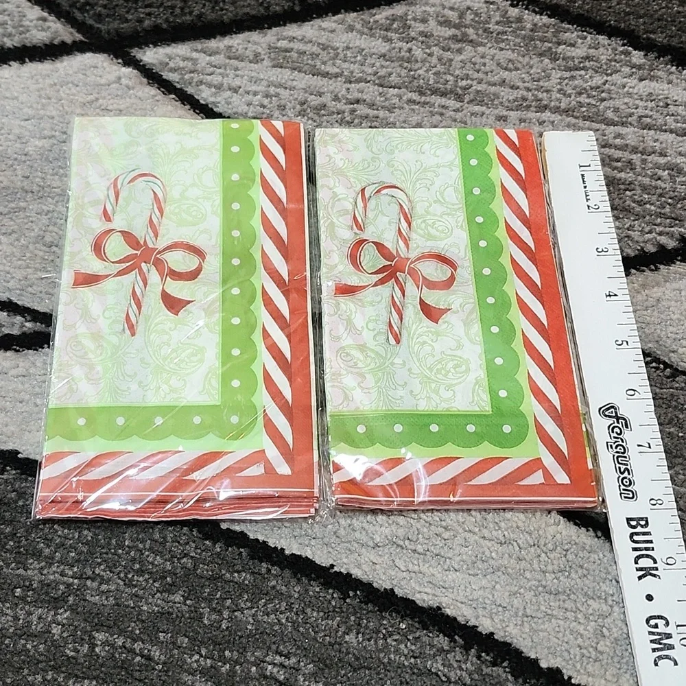 CHRISTMAS THEMED DISPOSABLE TABLEWEAR & PLAID POT HOLDERS BUNDLE PRICE FIRM